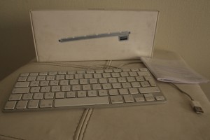 Carla Fernandez  Turismo en Chile en Providencia |  Vendo teclado apple usb sin number pad, como nuevo, fotos reales,, En su caja, con manuales, apple keynboard usb ingles cromado