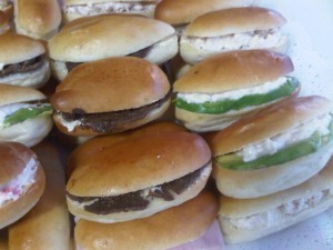 sergio Turismo en Chile en Santiago |  Canapes minihamburguesas petitbouche pastelitos brochetas todo evento , Delivery 986612378 servicio cocteleria fiestas cumplea&ntilde;os celebracione