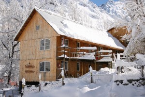 CABA&Ntilde;AS CORRECAMINOS Turismo en Chile en Santiago |  REFUGIO DE MONTA&Ntilde;A a 1840 metros de altura, ALOJAMIENTO CON BA&Ntilde;O PRIVADO EN BA&Ntilde;OS MORALES