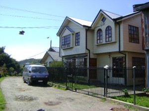 Luis Bravo C. Turismo en Chile en Castro |   CHILOE HOSTAL TORRE DE BABEL ALOJAMIENTO CASTRO- F:84615378 - $8.000..., INCLUYE:DESAYUNO, WI-FI, COCINA, BA&Ntilde;O AGUA CALIENTE, MAPAS, CALEFACCION.