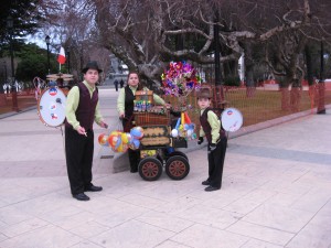 maria toledo Turismo en Chile en La Reina |  chinchinaros y organilleros contactarlos para fiestas patrias 08 4241650, el organillero con su lorito y sus dos chinchineros personajes tipicos