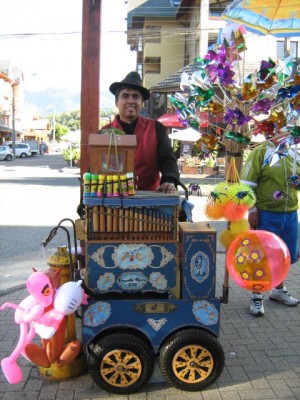 oscar guajardo Turismo en Chile en Cerro Navia |  Organillero y chinchinero manteniendo una historia, celebra nuestras fiestas patrias apoyando nuestra cultura