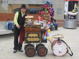 GUILLERMO SAAVEDRA Turismo en Chile en La Florida |  ORGANILLEROS PARA  DIA DEL NI&Ntilde;O CONTRATACIONES 8 4924190, CHINCHINEROS ,REMOLINOS,TODO TIPO DE EVENTOS