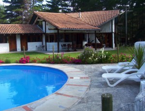 Paulina Turismo en Chile en Algarrobo |  Algarrobo CASA EN PARCELA CON CANCHA DE TENIS, PISCINA Y QUINCHO, EXCLUSIVO SECTOR SOLO PARCELAS DE AGRADO