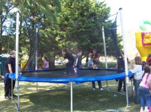 LEonardo  Recabarren  AStudillo Turismo en Chile en Santiago |  arriendo  flippers videos arcades ,taca tacass ,camas elasticas ,inflables , FONO 5161429  AMPLIFICACI�N ,ILUMINACI�N DJ KARAOKES ETC 